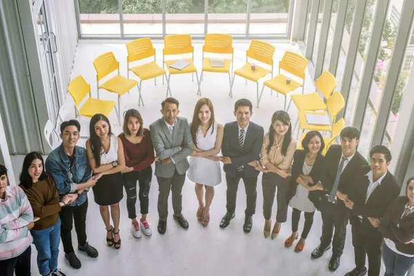 Người chơi trải nghiệm sòng bạc ảo qua kính VR